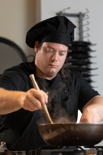 Chef masculin dans la cuisine de la cuisine