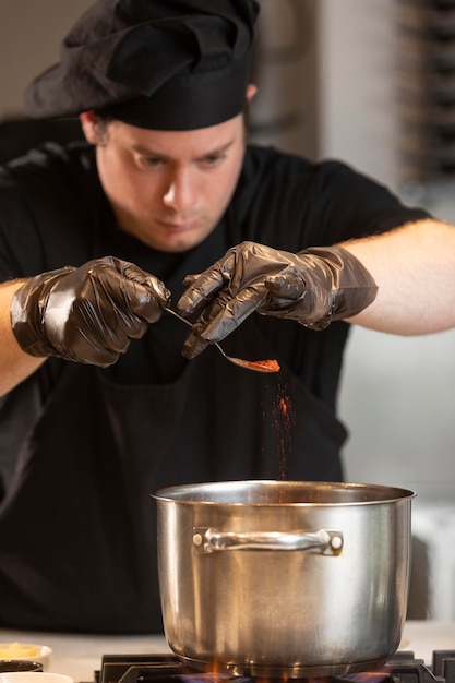 Photo gratuite chef masculin dans la cuisine de la cuisine