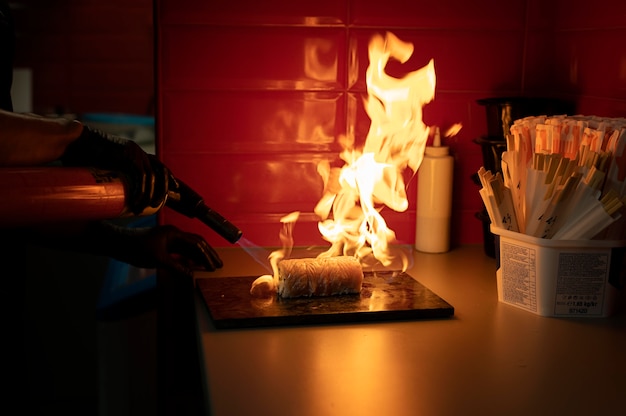 Chef masculin préparant une commande de sushi pour un plat à emporter