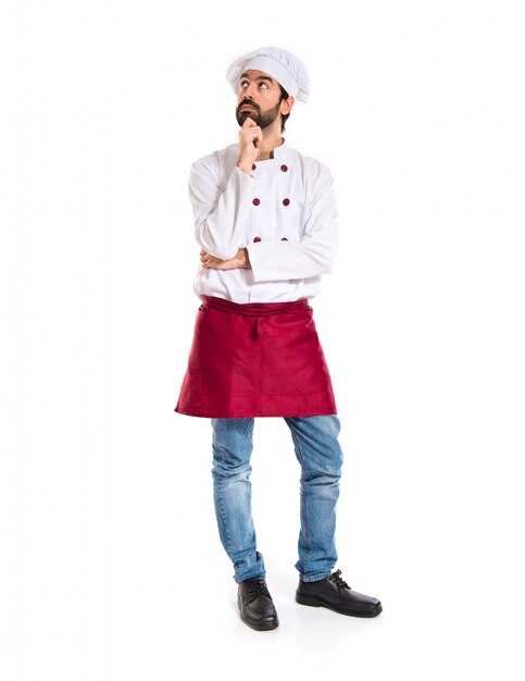 Chef pensant au fond blanc