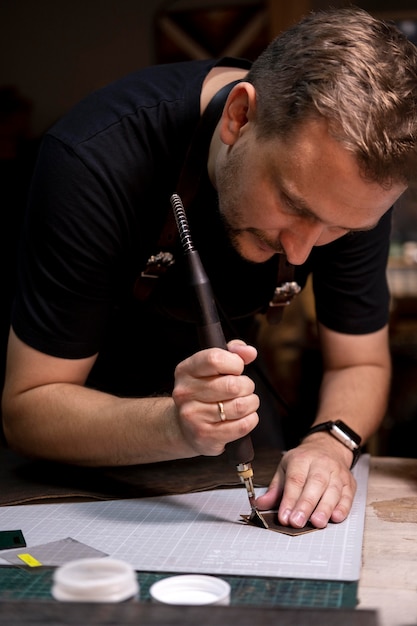 Chef de petite entreprise dans son atelier