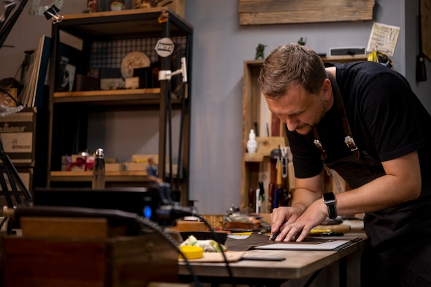 Chef de petite entreprise dans son atelier