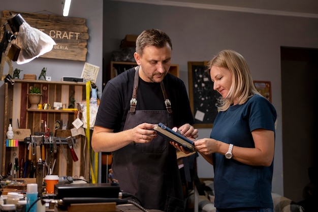 Chef de petite entreprise dans son atelier