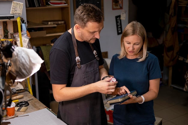 Chef de petite entreprise dans son atelier