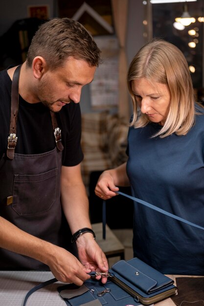 Chef de petite entreprise dans son atelier