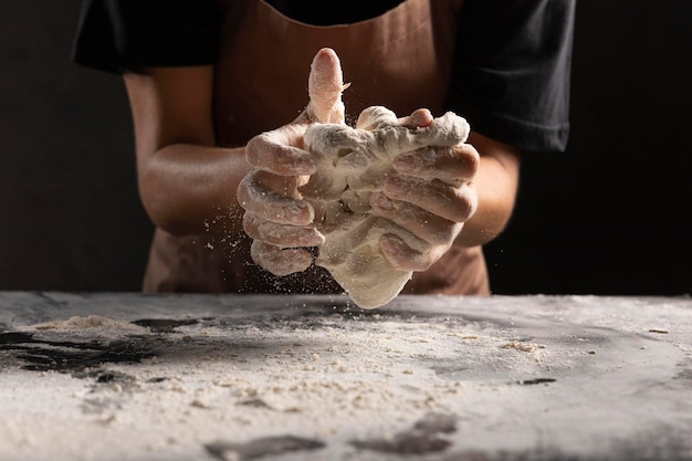 Chef pétrir la pâte dans les mains