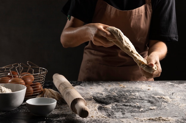 Photo gratuite chef pétrir la pâte avec de la farine