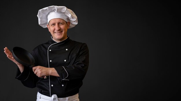 Chef avec poêle et espace copie