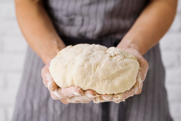 Chef préparant la pâte du jour