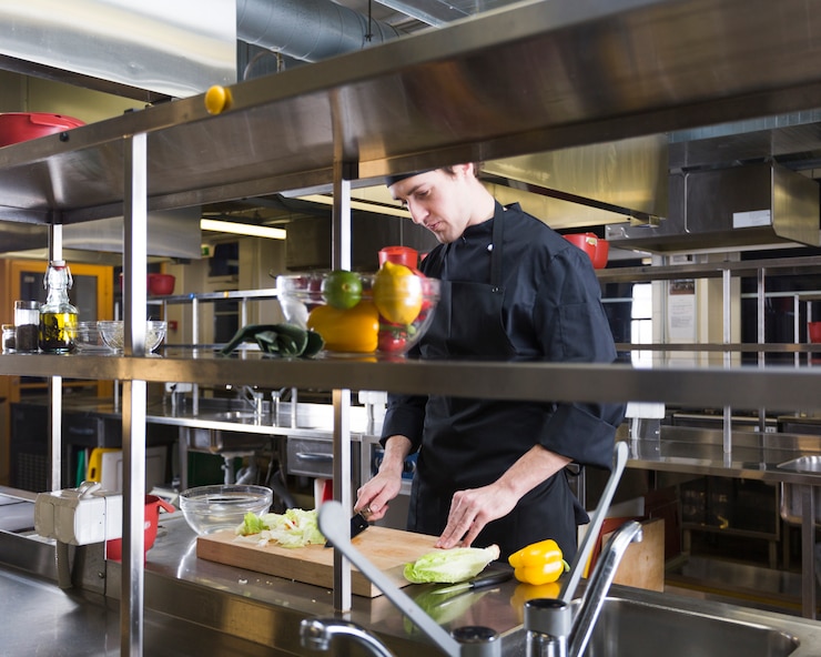 Photo gratuit chef préparant une recette