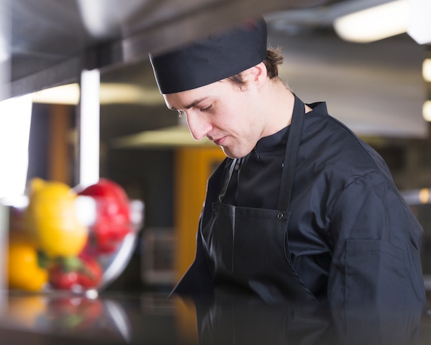 Photo gratuite chef préparant une recette