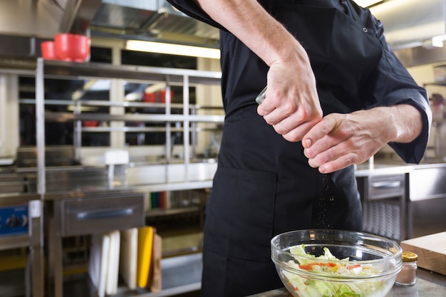 Photo gratuite chef préparant une salade