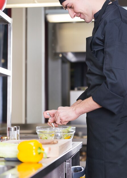 Photo gratuite chef préparant une salade