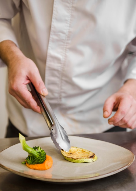 Chef, préparer, courgettes frites, vue frontale