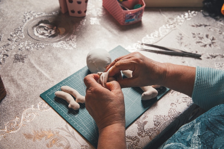 Photo gratuit chef, préparer la nourriture avec de la pâte dans la cuisine