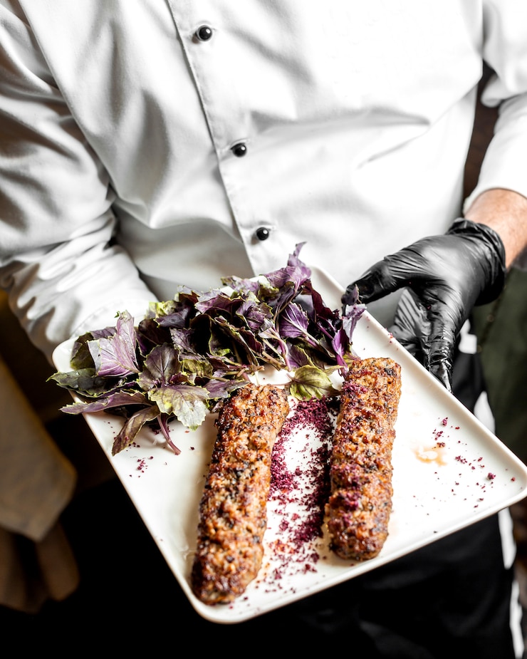 Photo gratuit le chef présente un lula kebab servi avec du basilic
