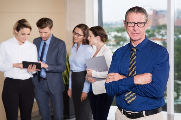 Chef principal, Affaires, debout devant l&#39;équipe