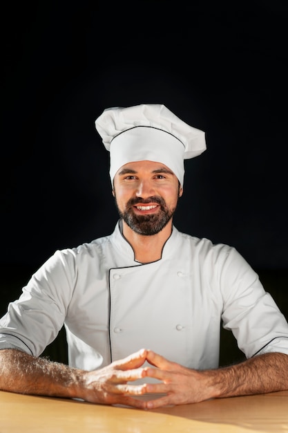 Un chef professionnel en pose.