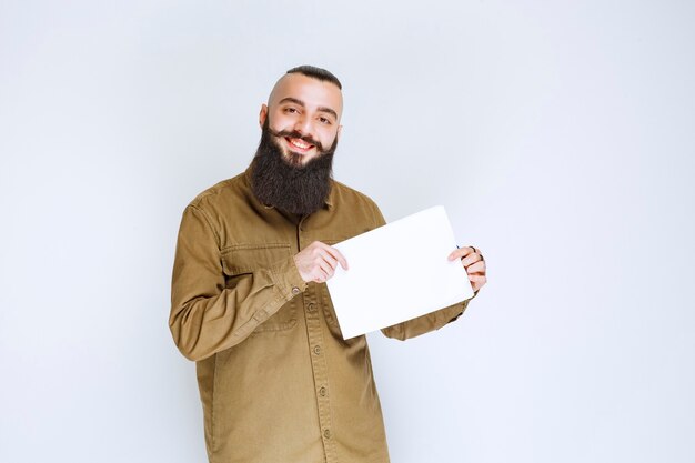 Le chef de projet montre les rapports à son collègue et note les erreurs ou les corrections.