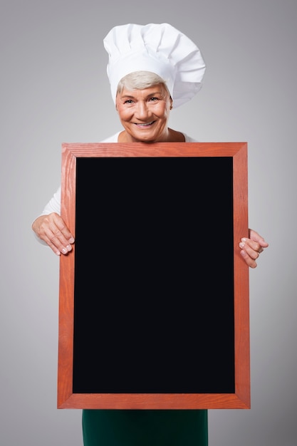 Photo gratuite chef senior féminin avec menu