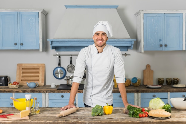 Chef souriant dans la cuisine