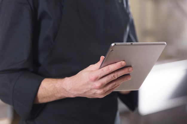 Chef avec une tablette