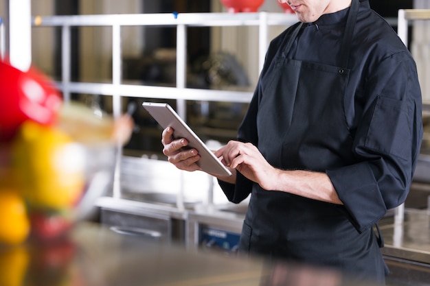 Chef avec une tablette