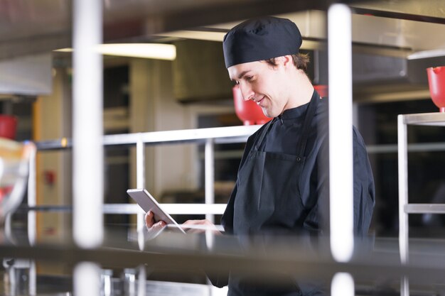 Chef avec une tablette