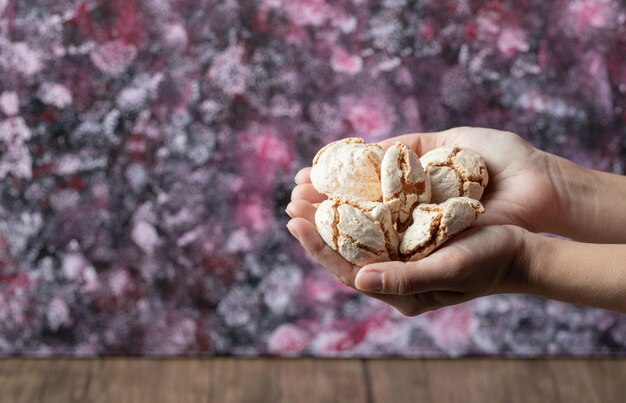 Un chef tenant des biscuits au beurre à portée de main.