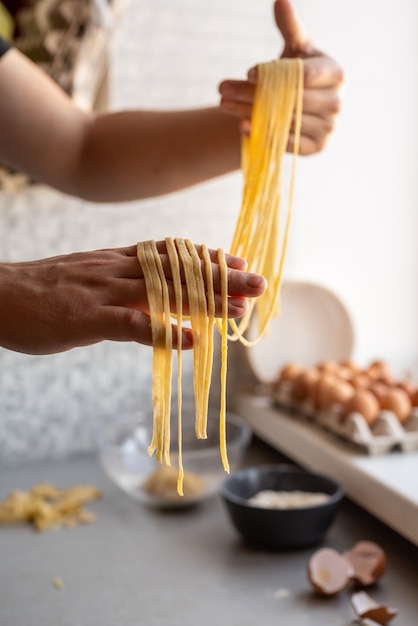 Chef tenant des pâtes fraîchement préparées