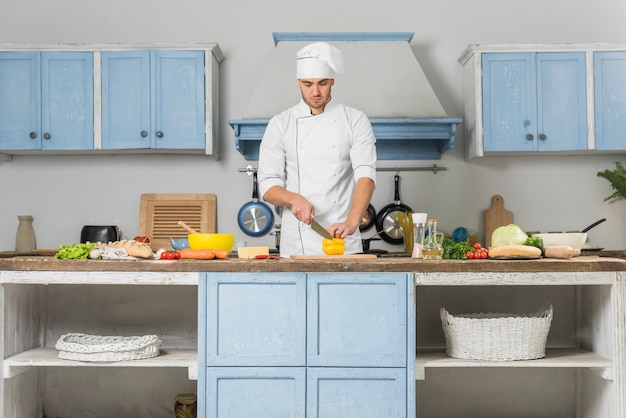 Chef travaillant dans la cuisine