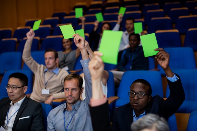 Photo gratuite les chefs d'entreprise montrent leur approbation en levant la main