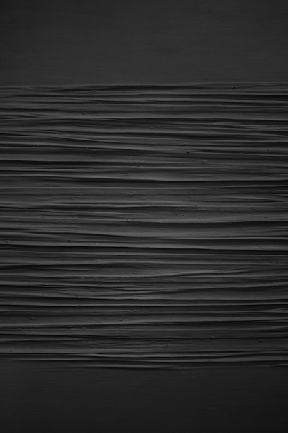 Échelle de gris verticale tir des motifs sur un mur peint en noir