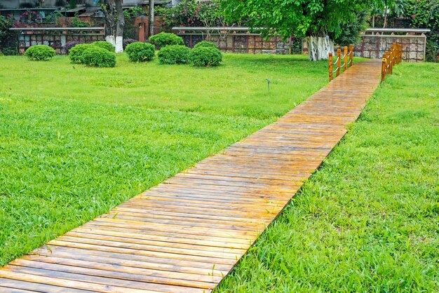 Chemin en bois et l&#39;herbe verte