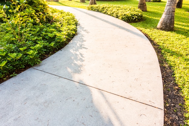 Chemin de pierre dans le jardin