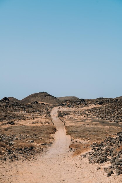 Chemin de sable dans la vallée rocheuse sur Isla de Lobos