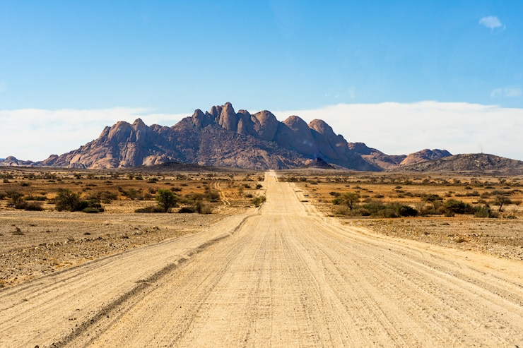 Photo gratuit chemin vers les montagnes spitzkoppe. le spitzkoppe, est un groupe de pics de granit chauve situé dans le désert de swakopmund namib - namibie