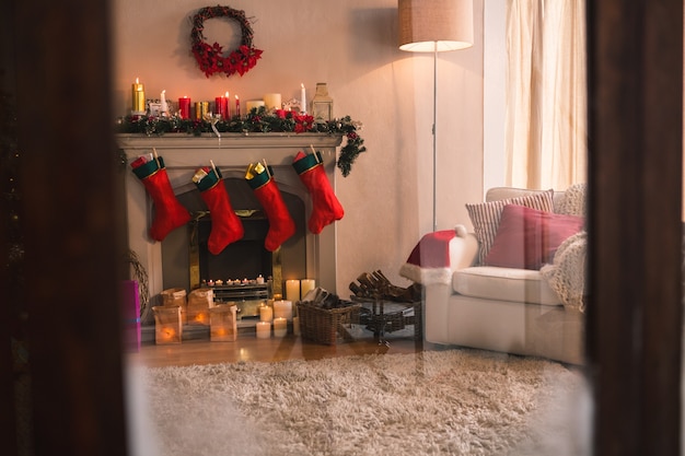 Cheminée avec des chaussettes de Noël rouge