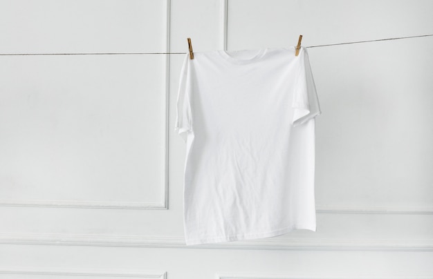 Photo gratuite chemise blanche accrochée au mur