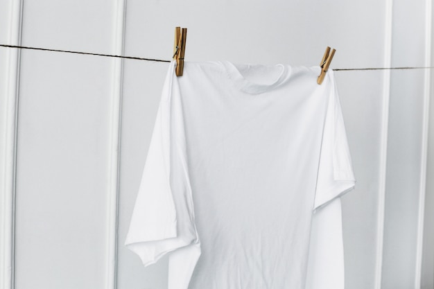 Chemise blanche accrochée au mur