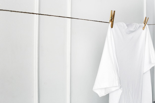 Photo gratuite chemise blanche accrochée au mur