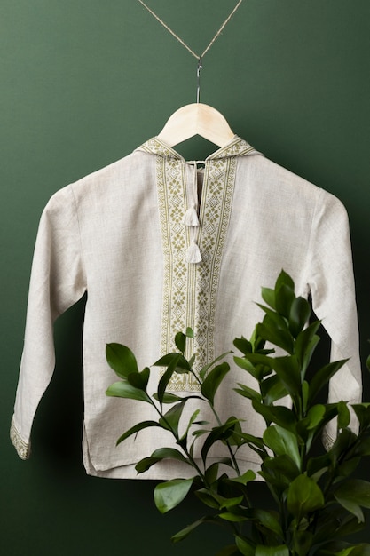 Photo gratuite chemise avec broderie verte et plante