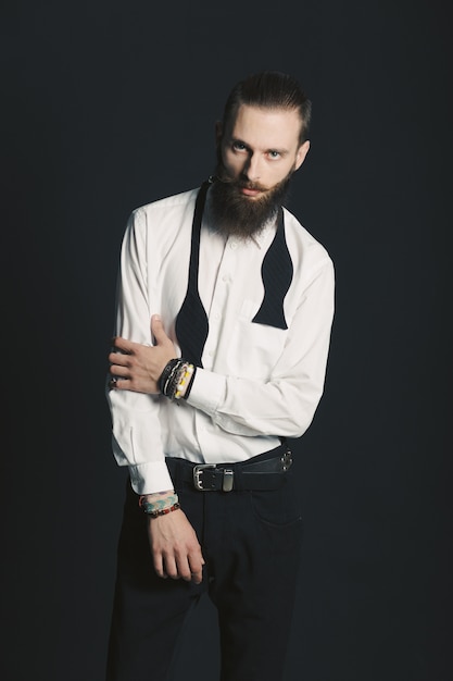 Chemise homme barbu blanc style hipster en studio sur fond noir