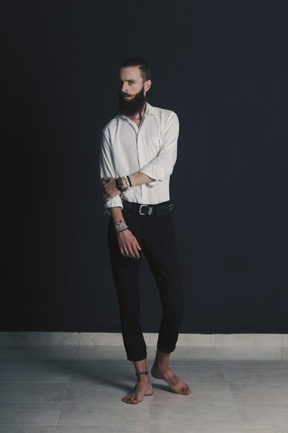 Chemise homme barbu blanc style hipster en studio sur fond noir