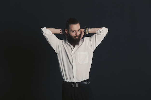 Chemise homme barbu blanc style hipster en studio sur fond noir