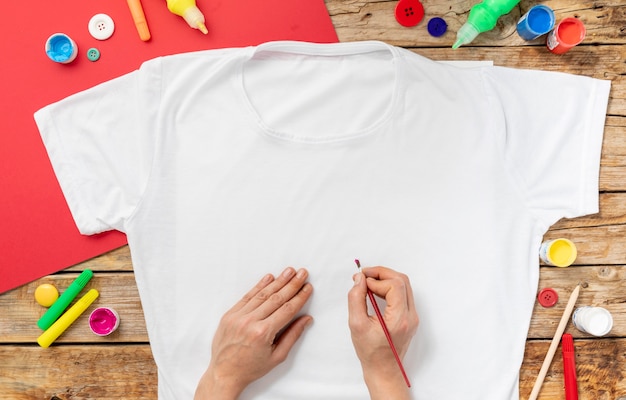 Photo gratuite chemise de peinture gros plan mains