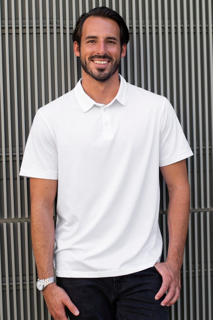 Photo gratuit chemise de polo blanche, style de rue, vêtements pour hommes, mode, photoshoot