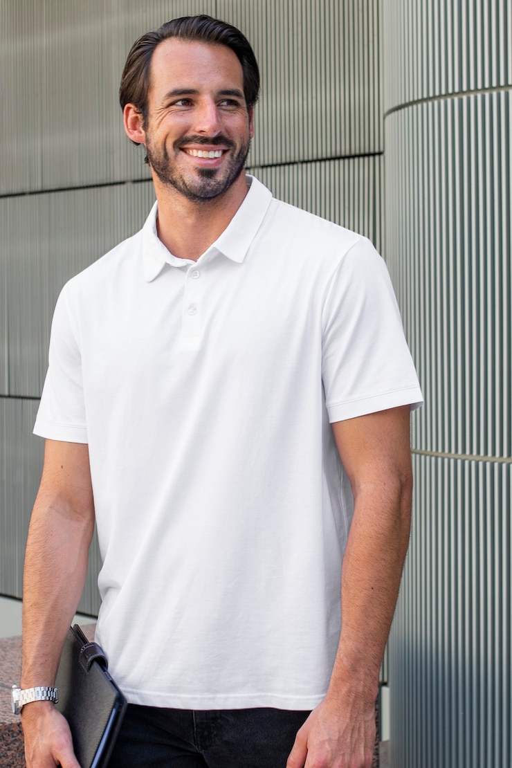 Photo gratuit chemise de polo blanche, style de rue, vêtements pour hommes, mode, photoshoot