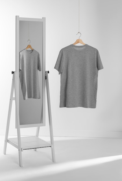 Chemise propre et vierge sur cintre près du miroir