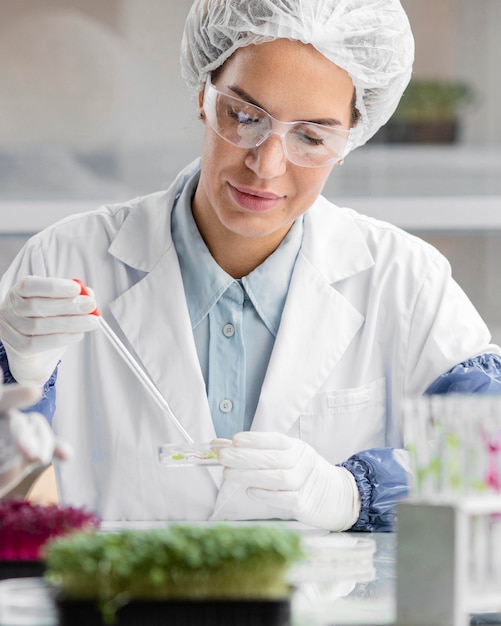 Photo gratuite chercheur dans le laboratoire de biotechnologie avec tube à essai